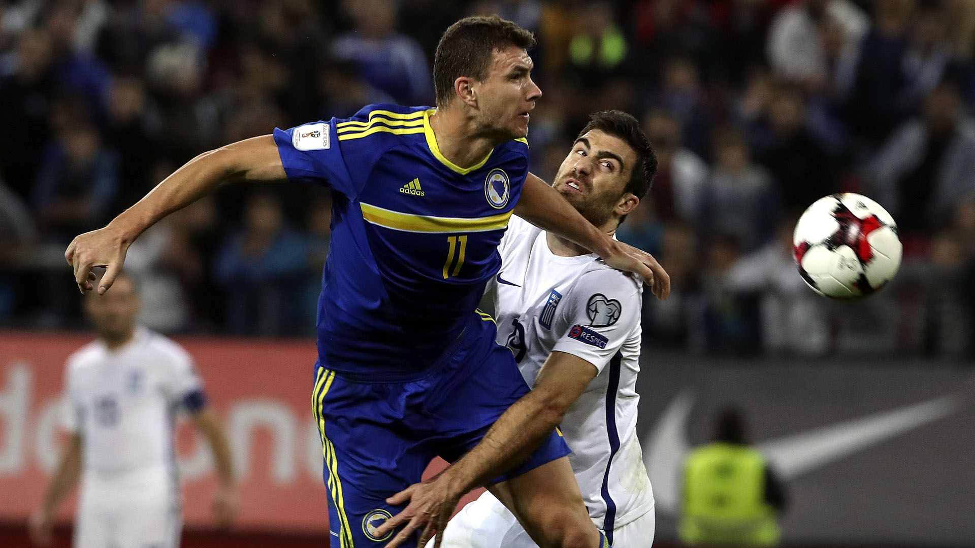 Depois de tirar o cal&ccedil;&atilde;o do advers&aacute;rio, Dzeko diz que &ldquo;n&atilde;o entende por que foi expulso&rdquo;