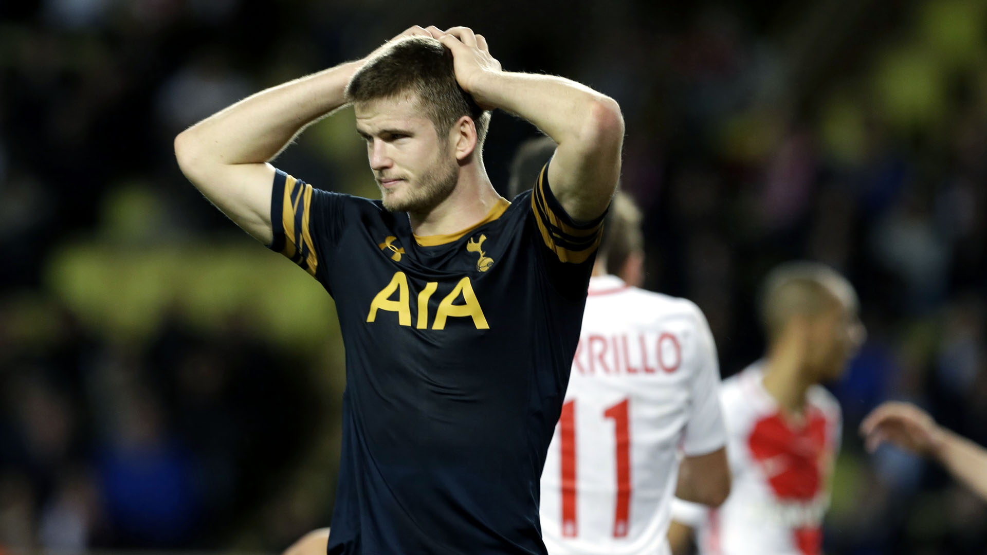 Dier lamenta: o seu Tottenham est&aacute; eliminado com a derrota para o Monaco (AP Photo/Claude Paris)