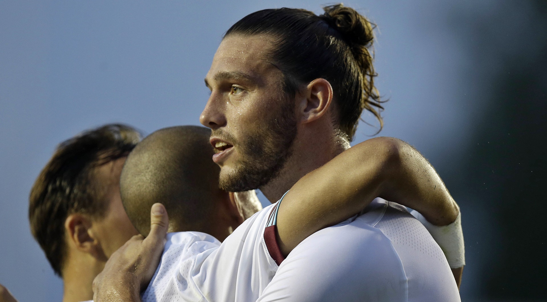 Que loucura! Carroll &eacute; perseguido por motociclistas armados depois de treino do West Ham