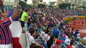 Bahia perde, mas, empurrado pela massa, está de volta à primeira divisão