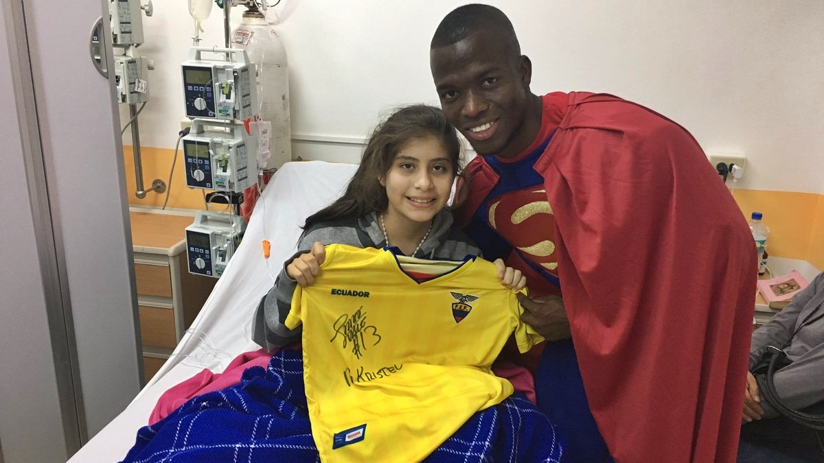 Enner Valencia se transforma em Super-Homem para visitar crian&ccedil;as com c&acirc;ncer no hospital