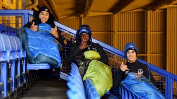 Everton sub-23 dorme no Goodison Park para arrecadar dinheiro a moradores de rua