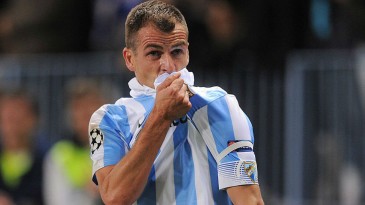 Málaga venceu o La Coruña por 4 x 3 com esse golaço de fora da área no finalzinho