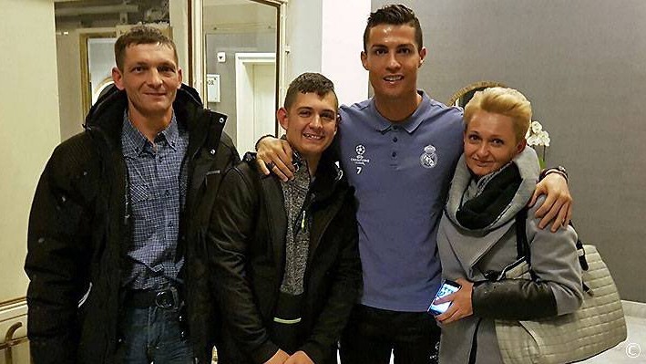 Cristiano Ronaldo reencontra garoto que acordou do coma ouvindo seus gols