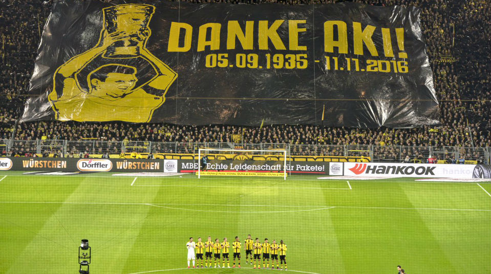 A torcida do Dortmund ofereceu a Aki Schmidt o mais digno tributo que um grande &iacute;dolo merece