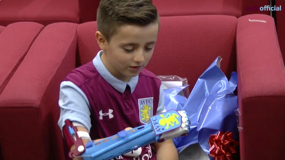 [V&iacute;deo] Aston Villa entrega pr&oacute;tese de bra&ccedil;o nas cores do clube a pequeno e fan&aacute;tico torcedor