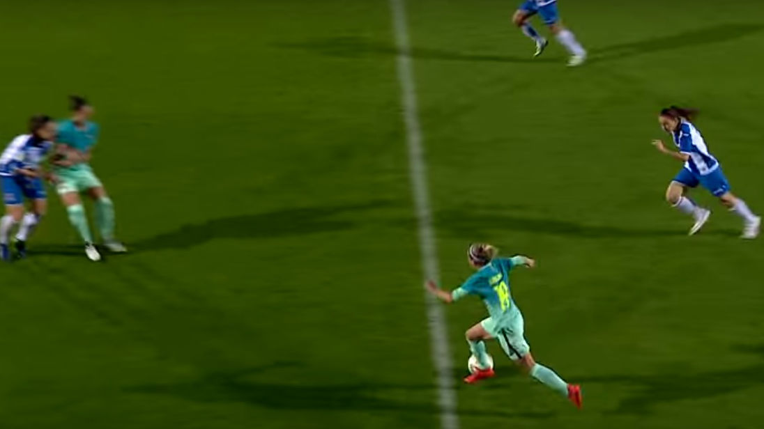 Pela ra&ccedil;a e por ficar em p&eacute;, jogadora do Barcelona foi premiada com um gola&ccedil;o