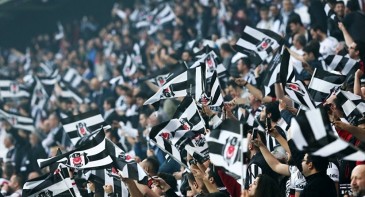 Torcida do Besiktas faz “cântico silencioso” com linguagem de sinais em apoio a deficientes auditivos
