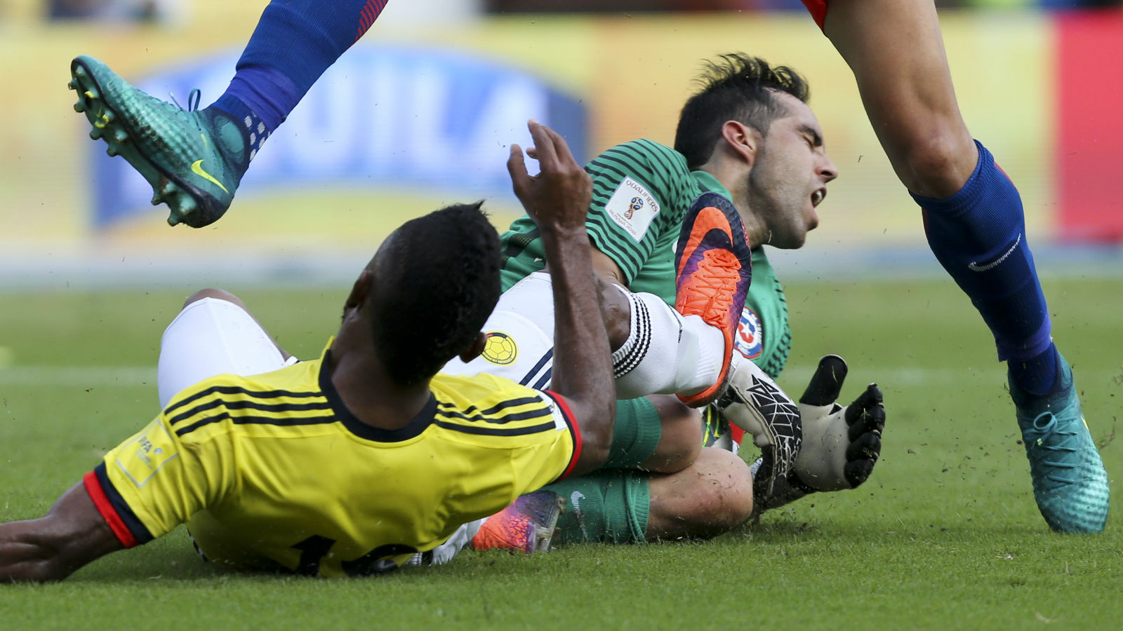 Bravo saiu machucado, mas teve tempo de garantir o empate contra a Col&ocirc;mbia com duas defesa&ccedil;as