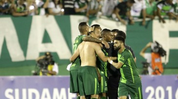 Danilo fez-se monumento à imensa valentia da Chape: O epicentro do continente é a Arena Condá
