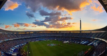 O Cilindro viveu uma erupção em azul e branco na vitória do Racing no Clássico de Avellaneda