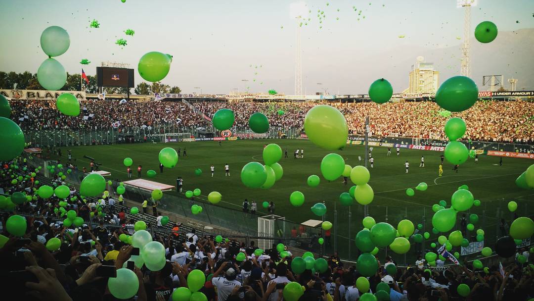 Pela Chapecoense, o Colo-Colo soltou centenas de bal&otilde;es verdes aos c&eacute;us de Santiago