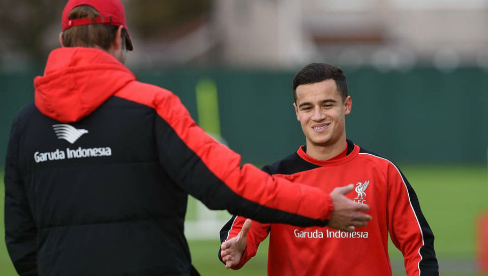[V&iacute;deo] Desafiado no treino, Coutinho tentou imitar AQUELE gol de Bergkamp contra o Newcastle
