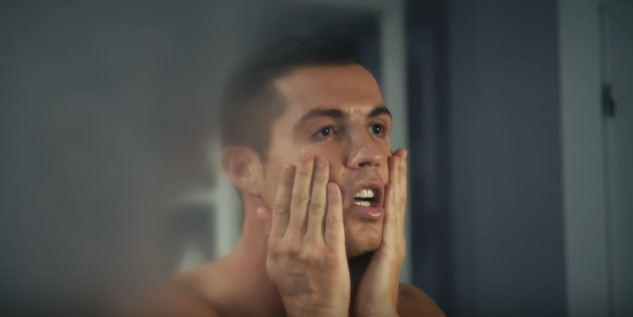 Botaram Cristiano Ronaldo para recriar cenas cl&aacute;ssicas de &lsquo;Esqueceram de Mim&rsquo; em um comercial