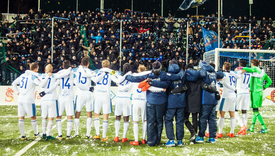 Para celebrar o fim da temporada, jogadores e torcida fazem &ldquo;guerra de bolas de neve&rdquo; na Su&eacute;cia