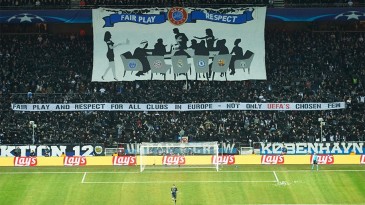 Torcida do Copenhague cria bandeirão para criticar Uefa e o novo formato da Champions
