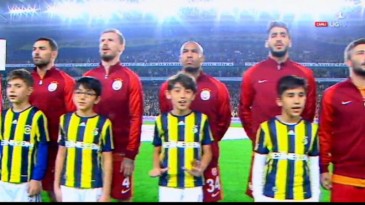 [Vídeo] Mascotes do Fener zoaram o Galatasaray ao vivo e mostraram o ‘seis’ de goleada histórica