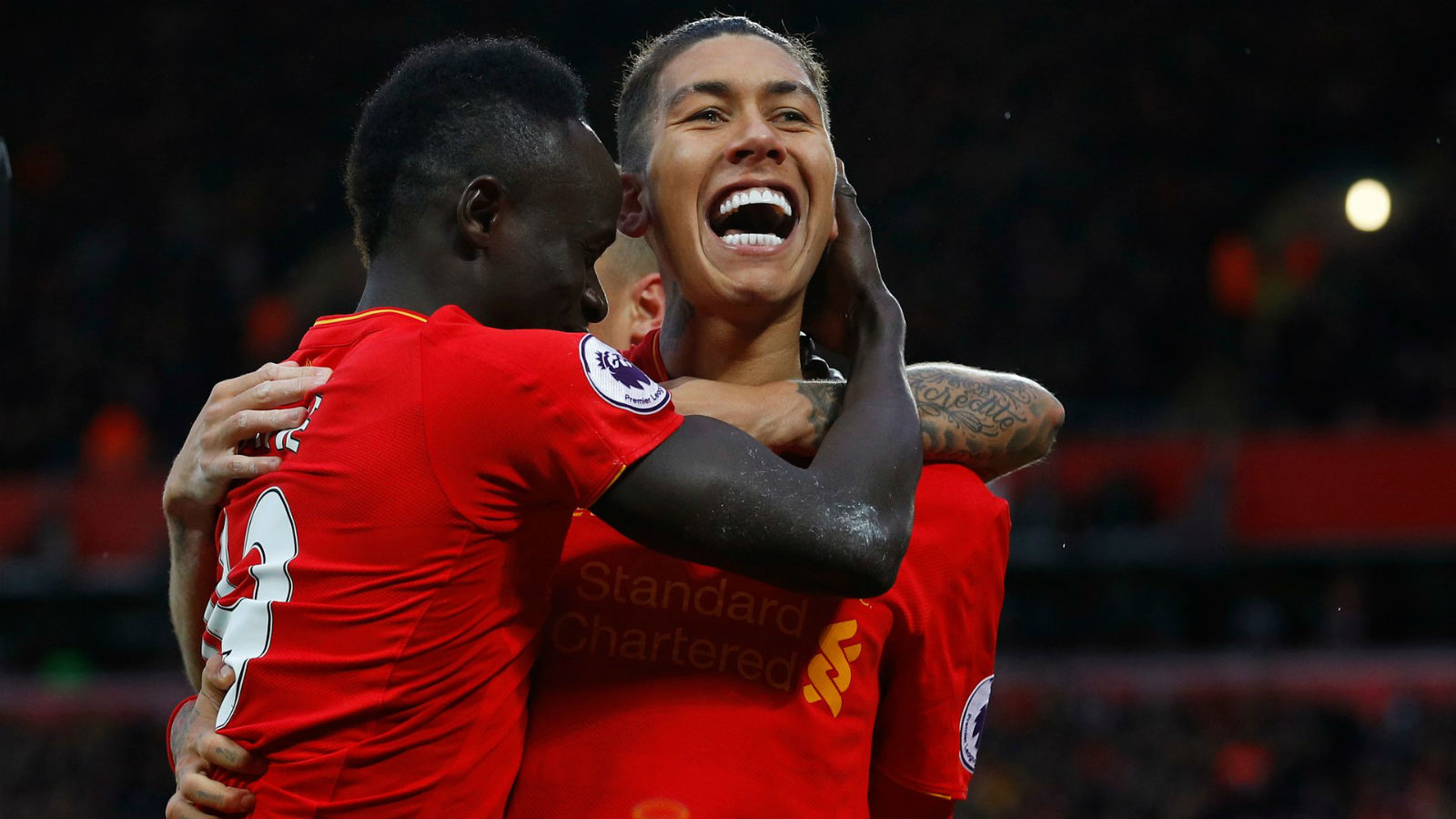 A m&aacute;quina ofensiva do Liverpool voa baixo e, ap&oacute;s atropelar o Watford, assume a lideran&ccedil;a