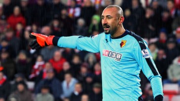 Gomes levou um susto da bola e fez gol contra na derrota do Watford