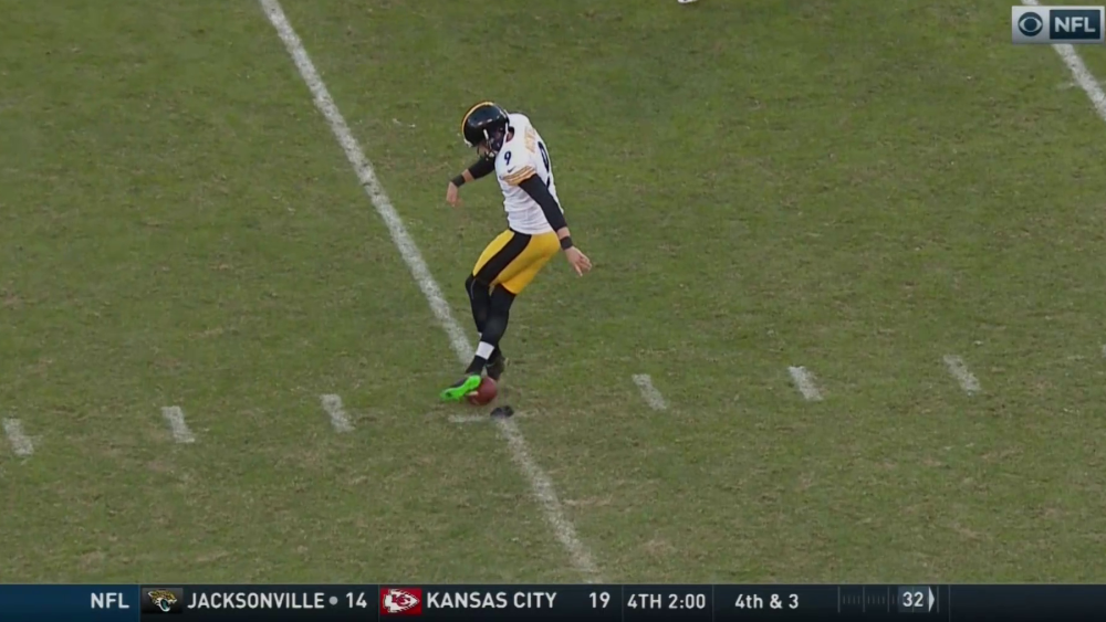 Quando um jogador da NFL tenta imitar um jogador de futebol e falha clamorosamente