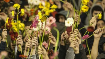 Punida pelo uso de sinalizadores, torcida croata leva flores às arquibancadas em protesto