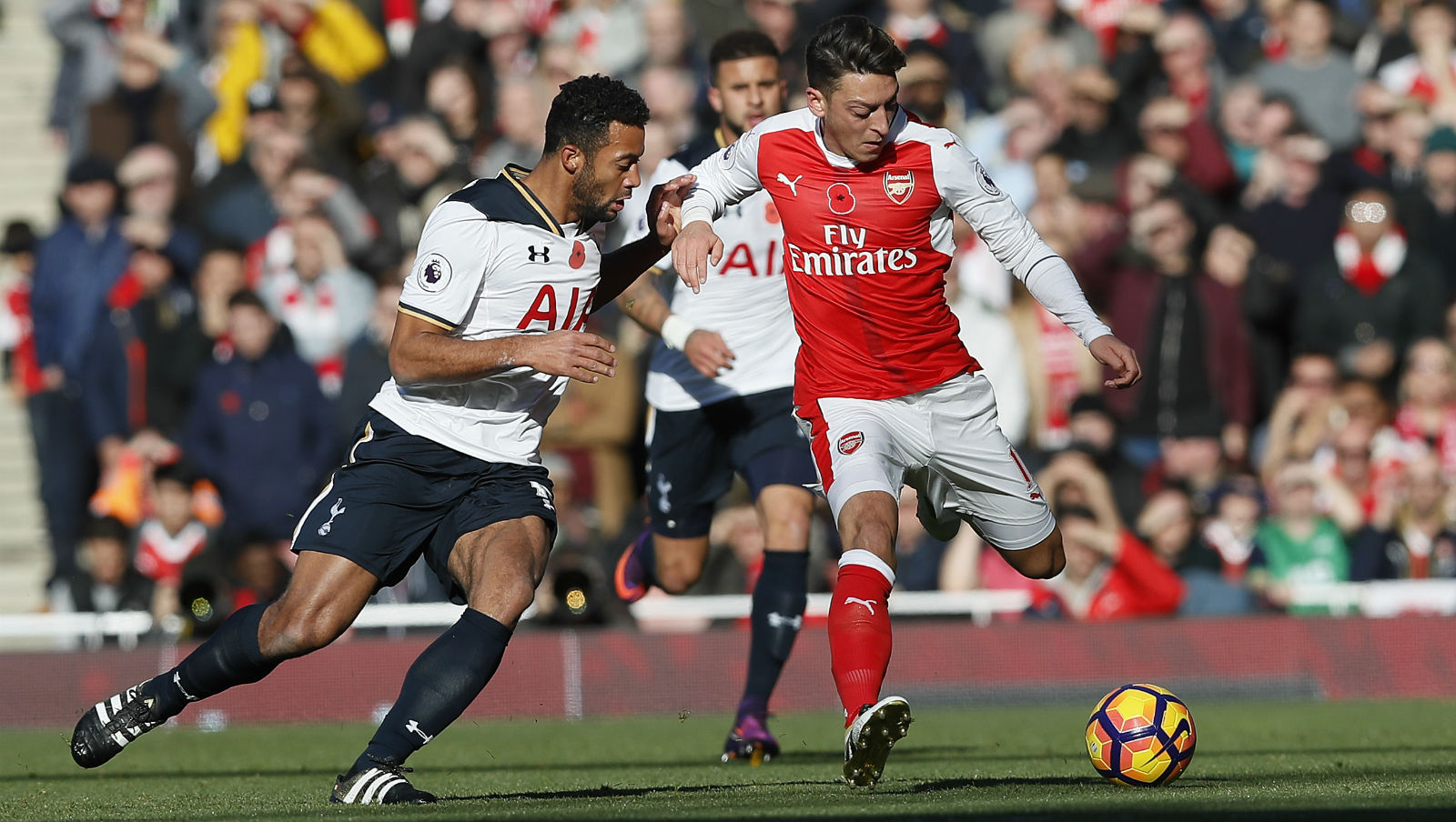Em cl&aacute;ssico intenso, Arsenal e Tottenham fizeram um empate bom de se assistir