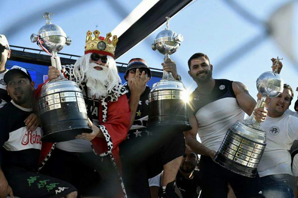 Torcida do Olimpia levou r&eacute;plicas das tr&ecirc;s ta&ccedil;as da Libertadores ao cl&aacute;ssico contra o Cerro