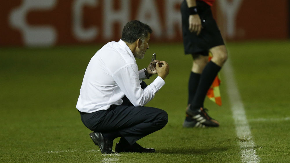 Sem rumo ap&oacute;s 7 a 0 na Copa Am&eacute;rica, Osorio buscou os conselhos de um mestre: Bielsa