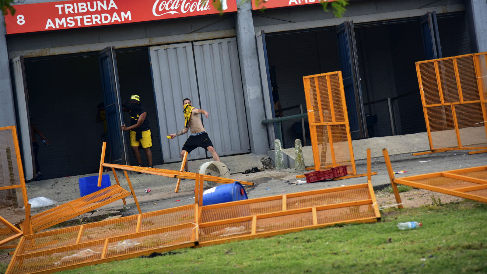 Viol&ecirc;ncia de barrabravas gerou um dos epis&oacute;dios mais repulsivos da hist&oacute;ria de Pe&ntilde;arol x Nacional