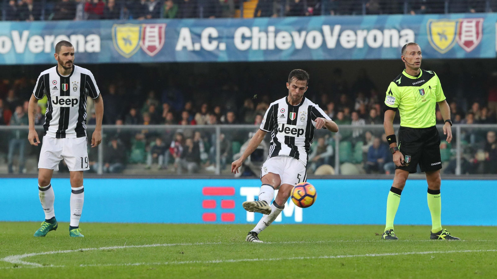 Pjanic &eacute; o digno herdeiro dos grandes batedores de falta da Juve, e decidiu assim neste domingo