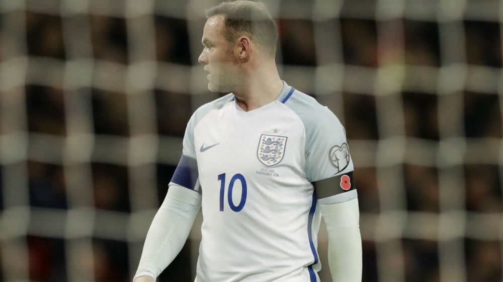 A folha de papoula no bra&ccedil;o de Rooney (Foto: AP)