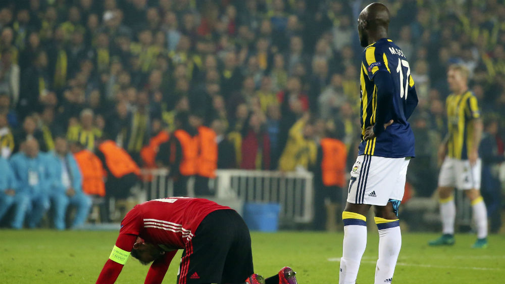 Com um gola&ccedil;o de cada lado, United trope&ccedil;a de novo e perde do Fenerbah&ccedil;e