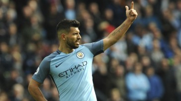 Se não vai na técnica, vai na raça: City arranca dois gols de Agüero para vencer