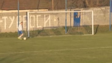 É muito, muito difícil encontrar um gol perdido pior que esse na Sérvia