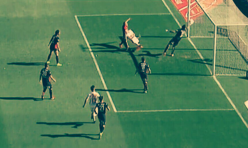 Torrico justificou o apelido de santo com uma defesa insana no cl&aacute;ssico contra o Hurac&aacute;n