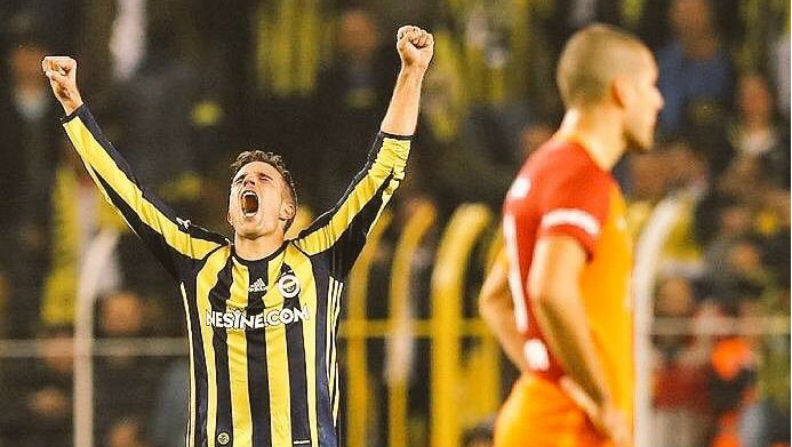 A vis&atilde;o de Van Persie est&aacute; t&atilde;o boa que ele j&aacute; decidiu o D&eacute;rbi de Istambul com dois gols