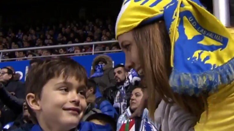 Este di&aacute;logo entre um pequeno torcedor do Alav&eacute;s e uma f&atilde; do Las Palmas &eacute; a coisa mais ador&aacute;vel