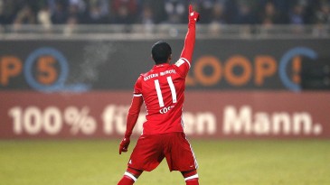 Douglas Costa antecipou o Natal da torcida do Bayern com um golaço, três pontos e a liderança