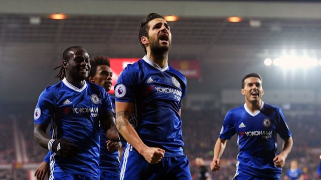 A 10&ordf; vit&oacute;ria do Chelsea teve a assinatura de belo gol de F&agrave;bregas e Courtois salvando a p&aacute;tria