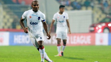 Malouda bateu um pênalti muito alto na Índia. Muito alto mesmo