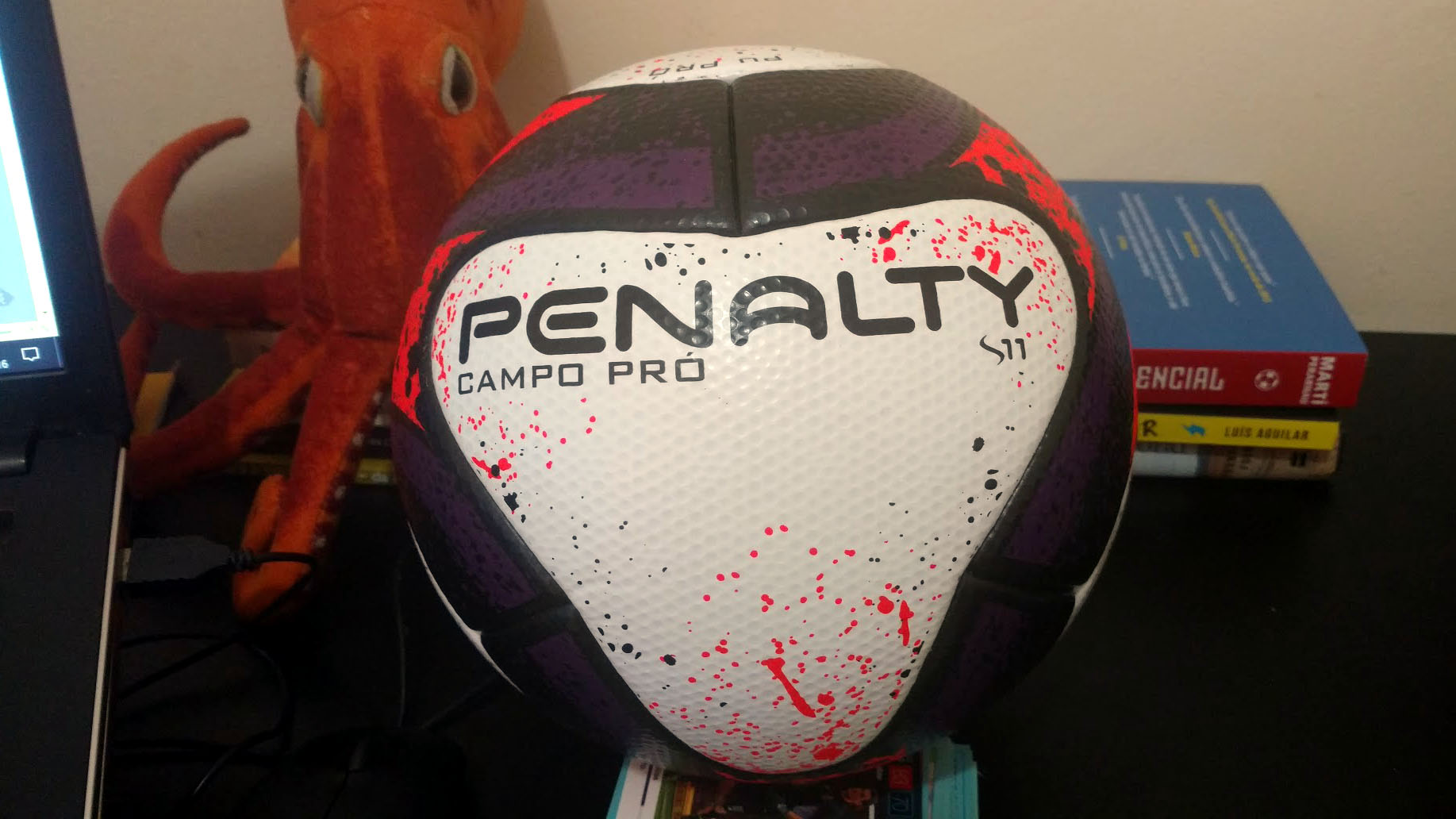 Perguntamos &agrave; fabricante como &eacute; produzida a bola que estar&aacute; em 11 estaduais em 2017