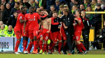 Quer ficar no Liverpool? Não quebre os óculos de Klopp. Viu, Benteke?