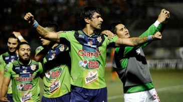 Loco Abreu: antes de voltar ao Brasil, uma paradinha em El Salvador para ser herói de título