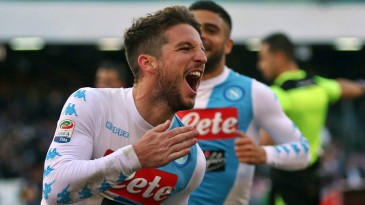 Estende o tapete para ele! Mertens faz quatro gols e é o realce do ataque napolitano contra o Toro
