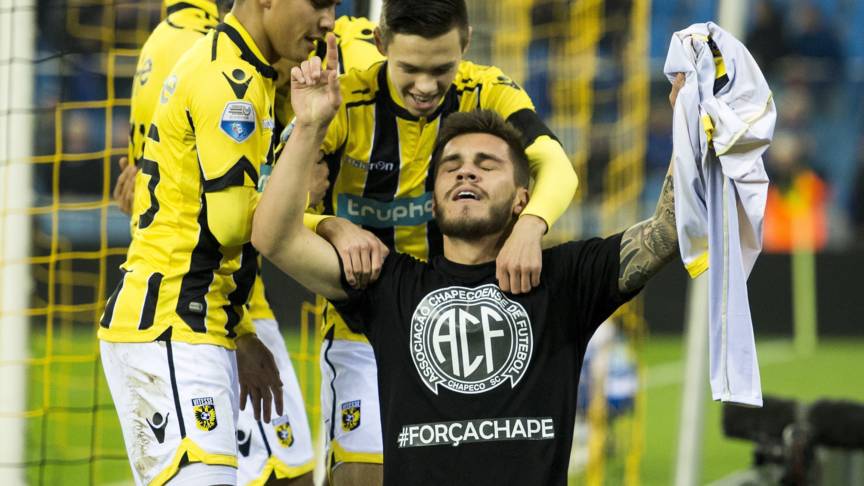 &Aacute;rbitro teve sensibilidade e n&atilde;o deu cart&atilde;o a Nathan, que homenageou a Chape na Holanda