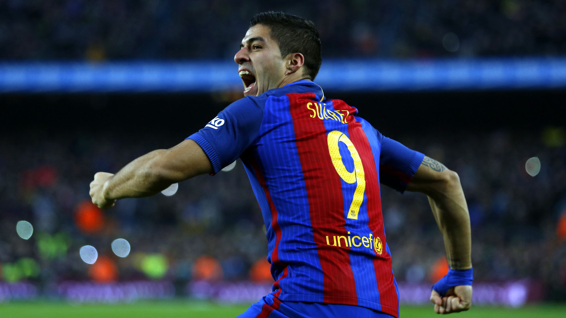 Luis Su&aacute;rez comemora o gol do Barcelona contra o Real Madrid (AP Photo/Francisco Seco)
