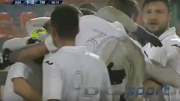 Sem uniforme, clube romeno disputa semifinal com camisa branca e canetinha