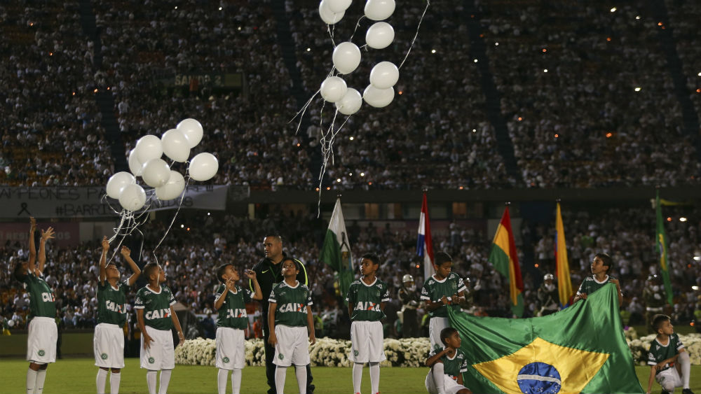 Bal&otilde;es brancos s&atilde;o soltos aos c&eacute;us no Atan&aacute;sio Girardot em homenagem &agrave; Chapecoense (Foto: AP