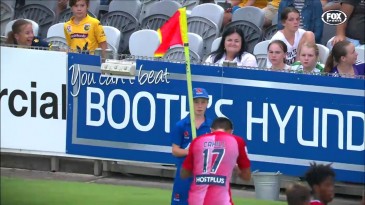 [Vídeo] Gandula atrapalhou a tradicional comemoração de Tim Cahill depois de gol na Austrália