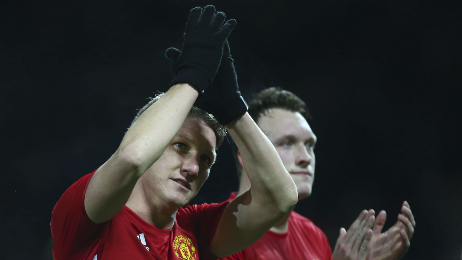 Ap&oacute;s tanta abnega&ccedil;&atilde;o, Schweinsteiger foi ovacionado em Old Trafford para recome&ccedil;ar